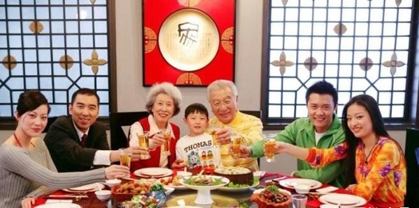 Offrir des gourmandises à ses ancêtres pour le nouvel an chinois